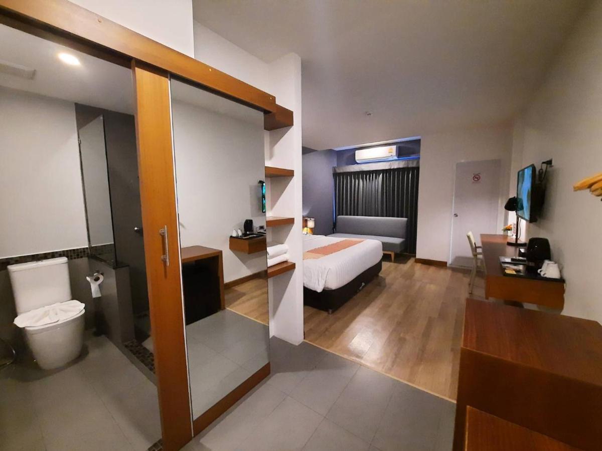 Comet Hotel Surat Thani Exteriör bild
