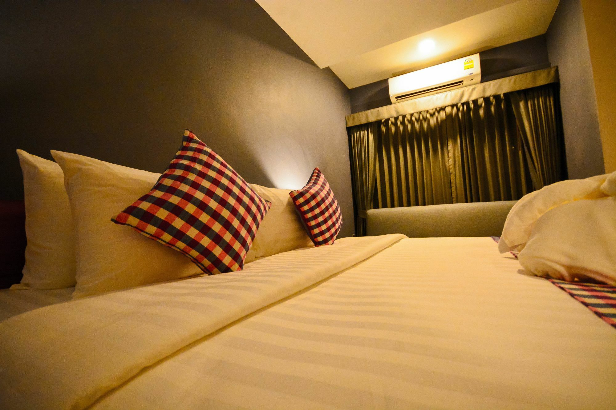Comet Hotel Surat Thani Exteriör bild