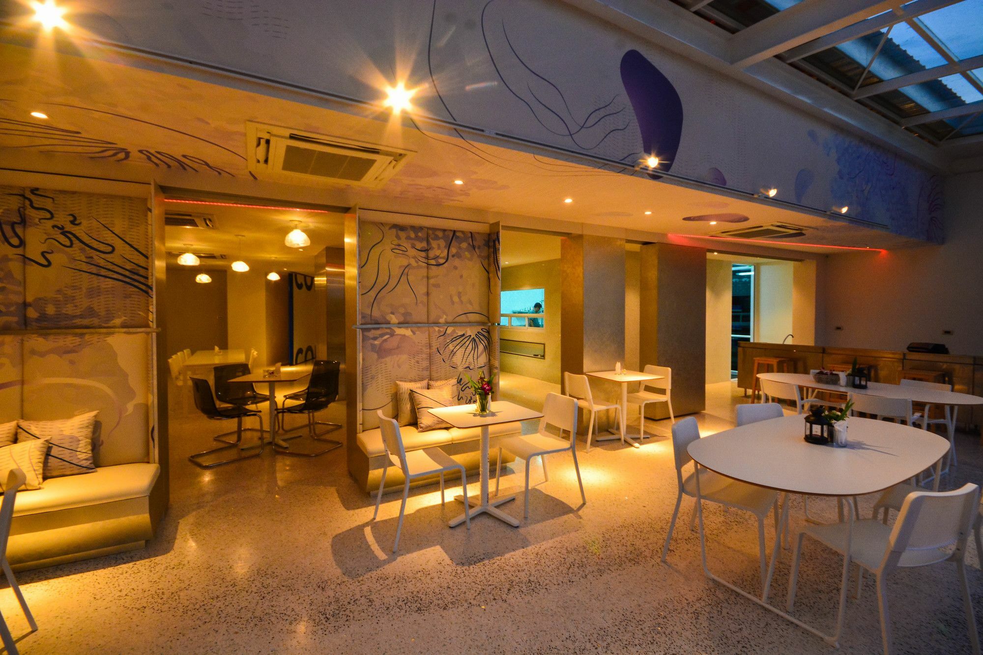 Comet Hotel Surat Thani Exteriör bild